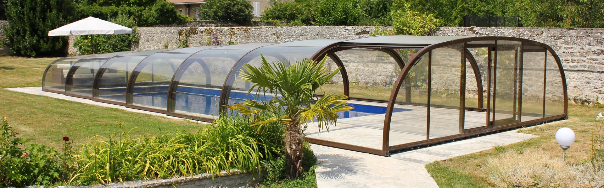 Agrémenter la piscine d’un abri mi-haut