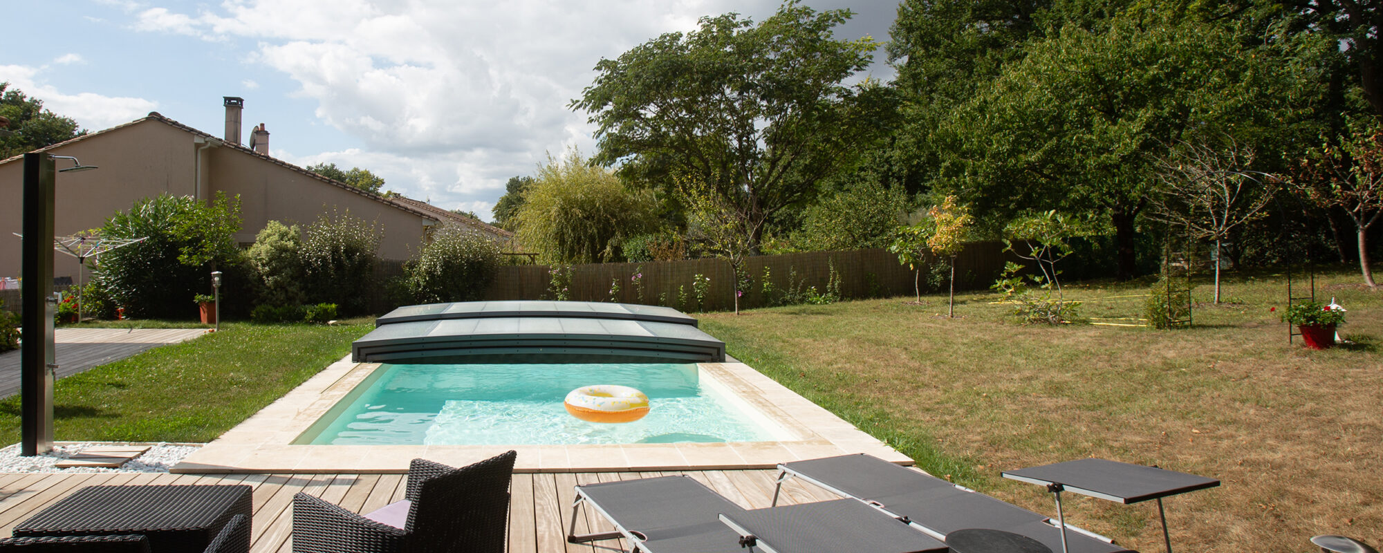 Installer un abri plat pour votre piscine