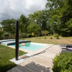 Pisicne extérieure avec abri plat EAP, liner sable, margelles en pierre naturelle