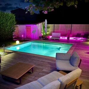 Piscine 5,00 x 5,00 m avec escalier d'angle + banquette