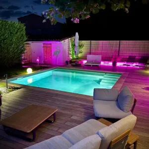 Piscine 5,00 x 5,00 m avec escalier d'angle + banquette