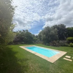 Piscine 3,60 x 7,00 m avec escalier d'angle + banquette et volet immergé