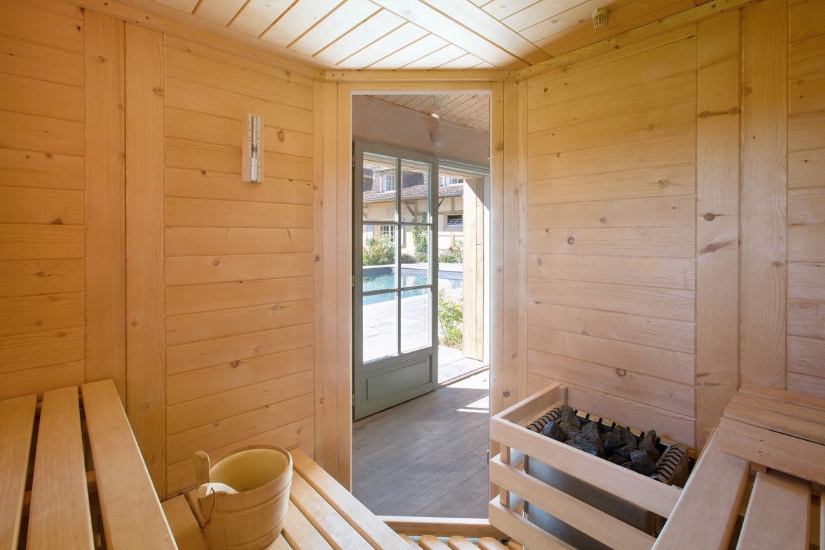 PAP 13,00 x 6,00, revêtement PVC armé 150/100° gris anthracite, dallage blackstone, filtration à sable et pompe 1,5 cv tri, désinfection au sel et régulation du pH, robot nettoyeur Polaris 280, pompe à chaleur INOPAC 19 tri, volet immergé lames solaires, sauna Corso 2,00 x 2,00 m