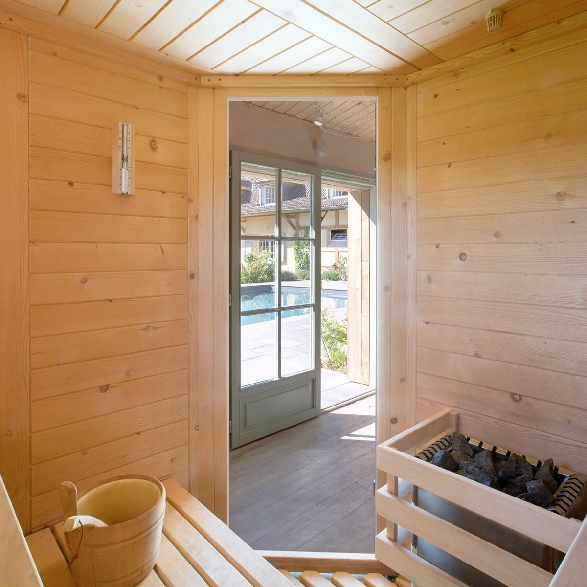 PAP 13,00 x 6,00, revêtement PVC armé 150/100° gris anthracite, dallage blackstone, filtration à sable et pompe 1,5 cv tri, désinfection au sel et régulation du pH, robot nettoyeur Polaris 280, pompe à chaleur INOPAC 19 tri, volet immergé lames solaires, sauna Corso 2,00 x 2,00 m