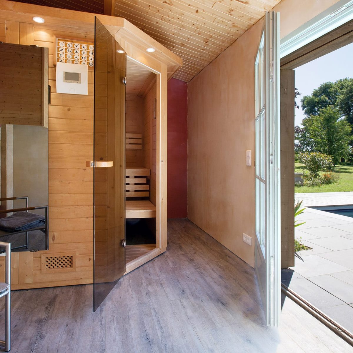 PAP 13,00 x 6,00, revêtement PVC armé 150/100° gris anthracite, dallage blackstone, filtration à sable et pompe 1,5 cv tri, désinfection au sel et régulation du pH, robot nettoyeur Polaris 280, pompe à chaleur INOPAC 19 tri, volet immergé lames solaires, sauna Corso 2,00 x 2,00 m