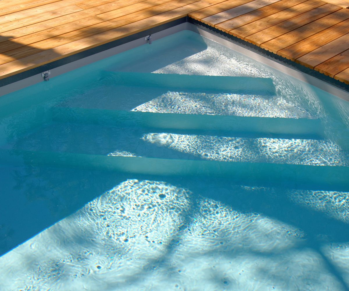 Piscine 6x3 m avec escalier d'angle et liner gris clair