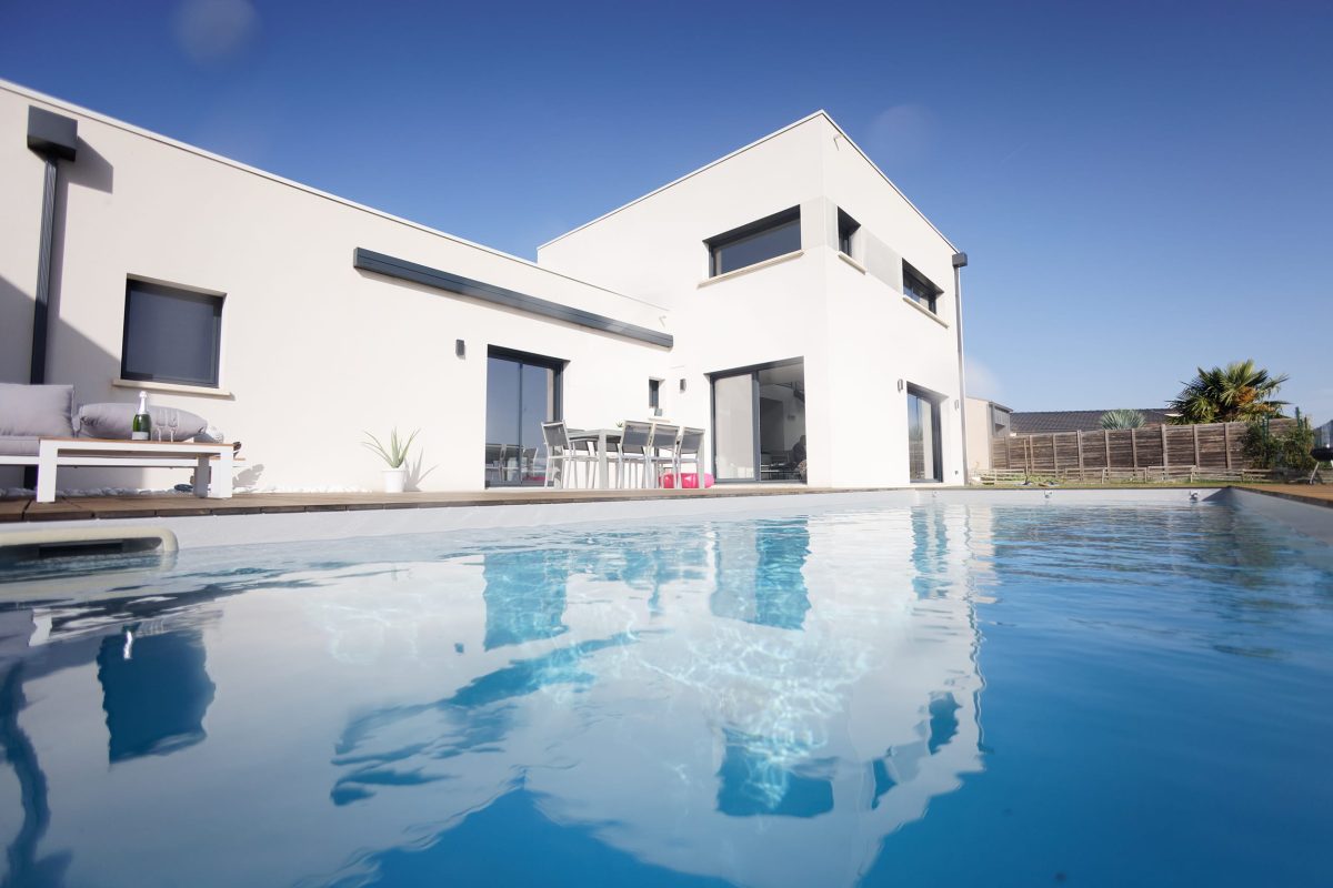 Piscine 8,00 x 3,00 m à fond plat, margelles et plages en bois, volet immergé