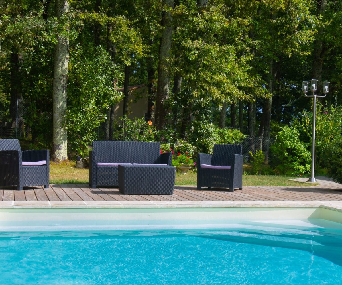 Pisicne extérieure avec abri plat EAP, liner sable, margelles en pierre naturelle